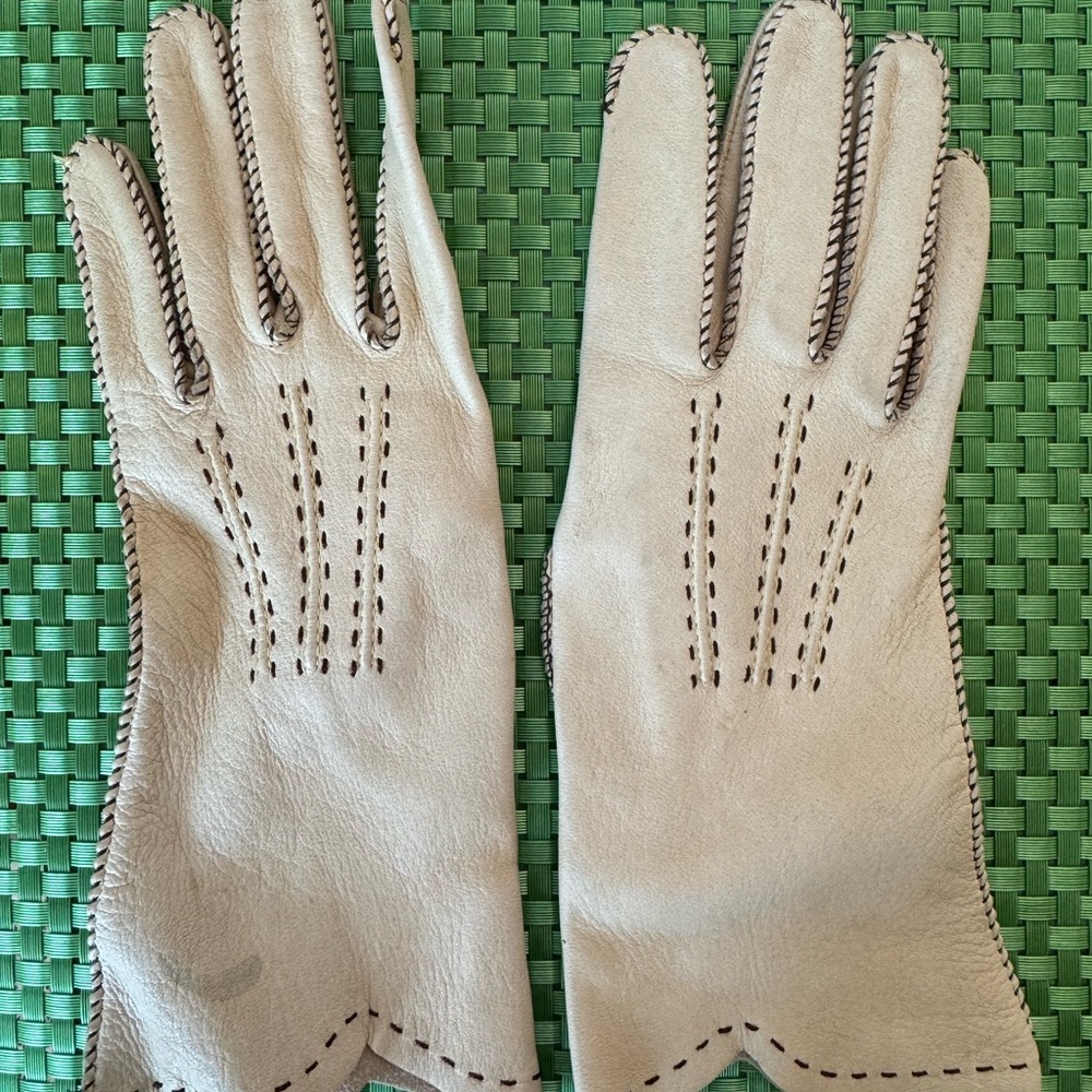 Leather gloves -women’s small -very soft